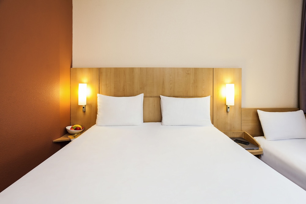 Habitación triple, varias camas del hotel IBIS GIRONA COSTA BRAVA. Foto 4