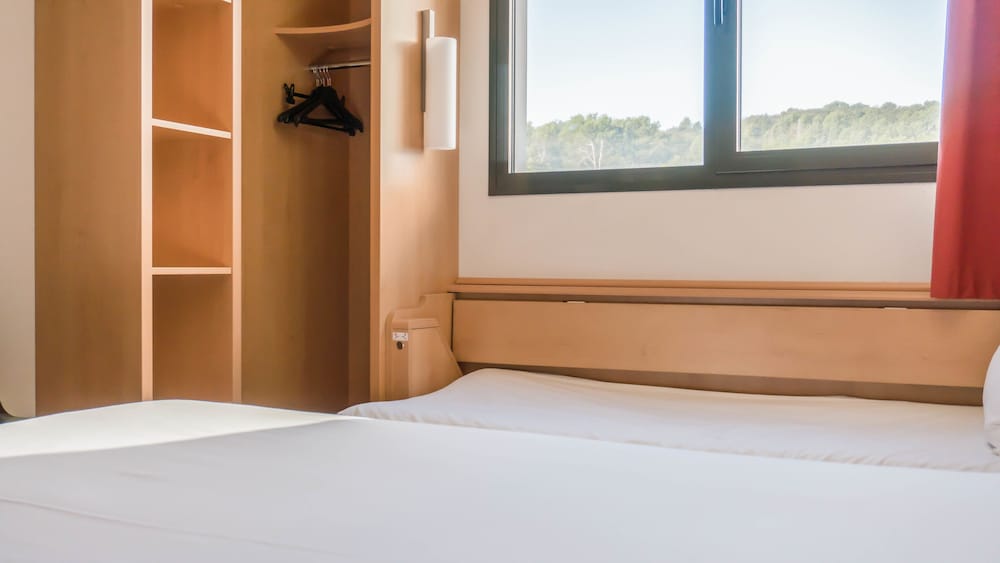 Habitación triple, varias camas del hotel IBIS GIRONA COSTA BRAVA. Foto 5