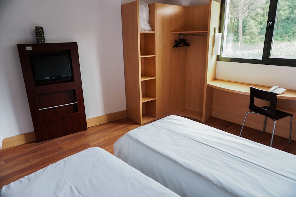 Habitación estándar, 2 camas individuales del hotel IBIS GIRONA COSTA BRAVA. Foto 3