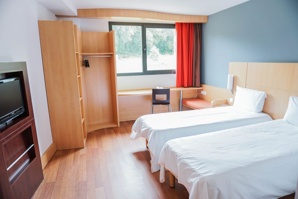 Habitación estándar, 2 camas individuales del hotel IBIS GIRONA COSTA BRAVA. Foto 4