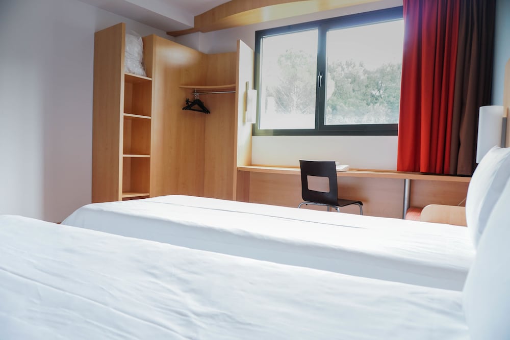 Habitación estándar, 2 camas individuales del hotel IBIS GIRONA COSTA BRAVA. Foto 6