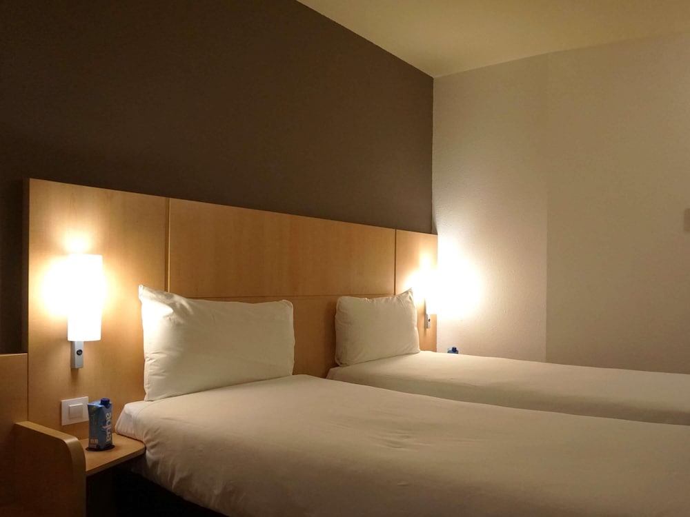 Habitación estándar, 2 camas individuales del hotel IBIS GIRONA COSTA BRAVA. Foto 7