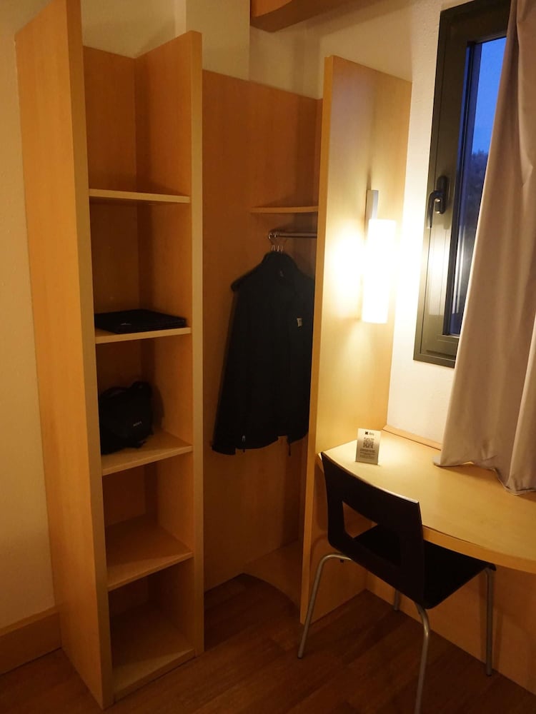 Habitación estándar, 2 camas individuales del hotel IBIS GIRONA COSTA BRAVA. Foto 9