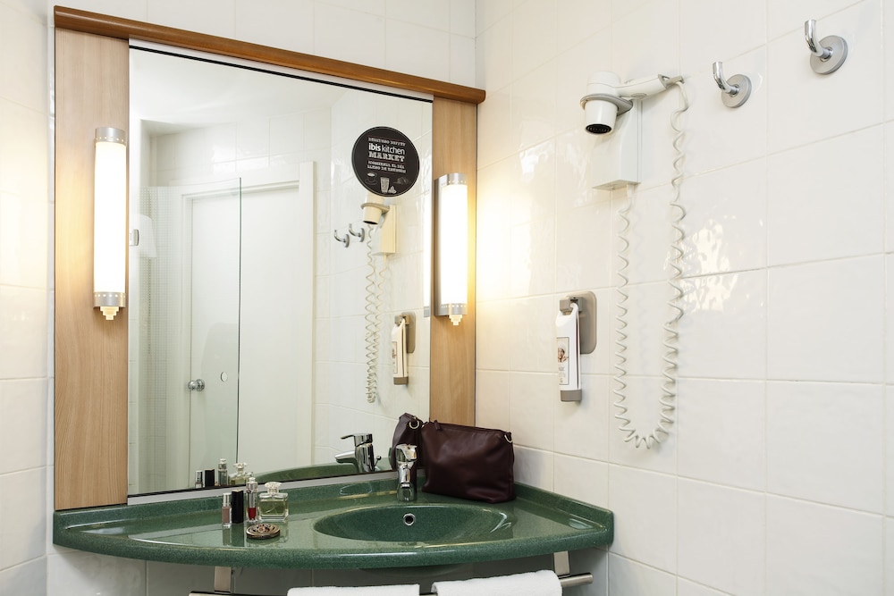 Habitación estándar, 2 camas individuales del hotel IBIS GIRONA COSTA BRAVA. Foto 10