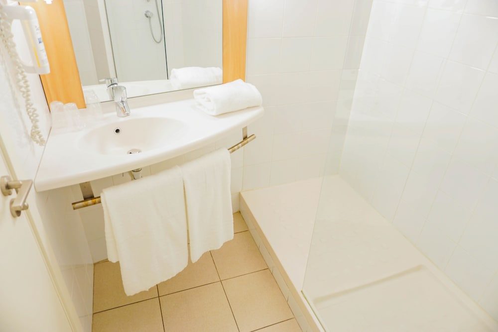 Habitación estándar, 2 camas individuales del hotel IBIS GIRONA COSTA BRAVA. Foto 11