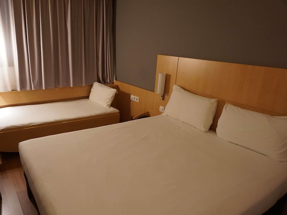 Habitación triple, varias camas del hotel IBIS GIRONA COSTA BRAVA. Foto 10