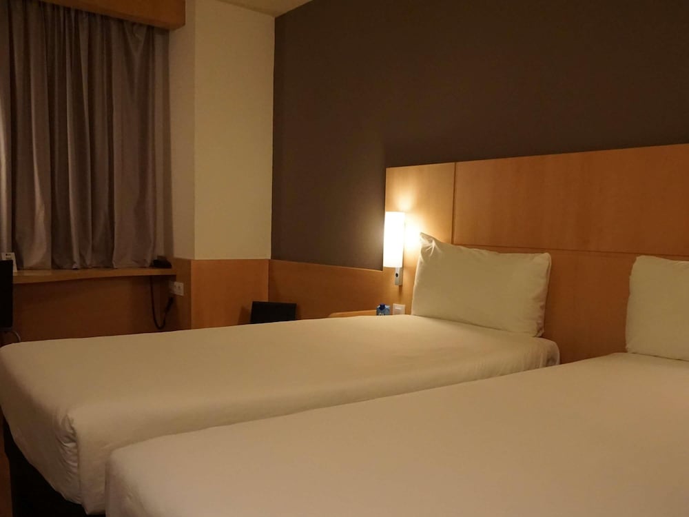 Habitación estándar, 2 camas individuales del hotel IBIS GIRONA COSTA BRAVA. Foto 11