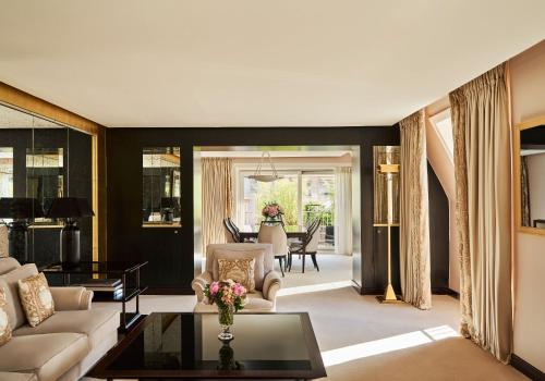 Suite Balcón o Terraza 1 Cama king Con Vistas 2 Camas individuales del hotel Barrière Fouquet's Paris. Foto 1