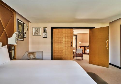 Suite Balcón o Terraza 1 Cama king Con Vistas 2 Camas individuales del hotel Barrière Fouquet's Paris. Foto 2