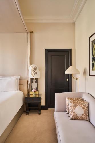 Habitación cuádruple 1 Cama king Con Vistas 2 Camas individuales del hotel Barrière Fouquet's Paris. Foto 1