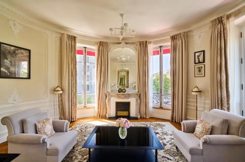 Habitación cuádruple 1 Cama king Con Vistas 2 Camas individuales del hotel Barrière Fouquet's Paris. Foto 3