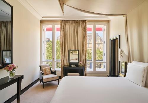 Habitación cuádruple 1 Cama king Con Vistas 2 Camas individuales del hotel Barrière Fouquet's Paris. Foto 5