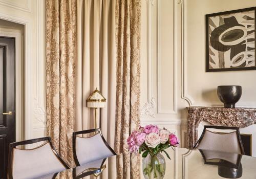 Habitación Cuádruple del hotel Barrière Fouquet's Paris. Foto 6