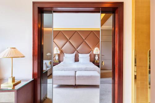 Habitación doble Balcón o Terraza 1 Cama king Prestige Grand Con Vistas 2 Camas individuales del hotel Barrière Fouquet's Paris. Foto 2