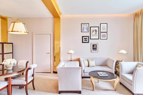 Habitación doble Balcón o Terraza 1 Cama king Prestige Grand Con Vistas 2 Camas individuales del hotel Barrière Fouquet's Paris. Foto 3
