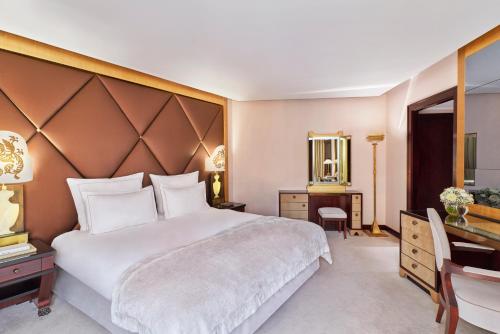 Habitación Doble Deluxe del hotel Barrière Fouquet's Paris. Foto 5