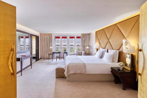 Suite Balcón o Terraza 1 Cama king Con Vistas 2 Camas individuales del hotel Barrière Fouquet's Paris. Foto 4