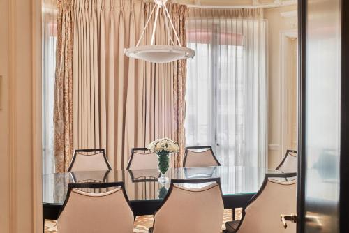 Habitación Cuádruple del hotel Barrière Fouquet's Paris. Foto 2