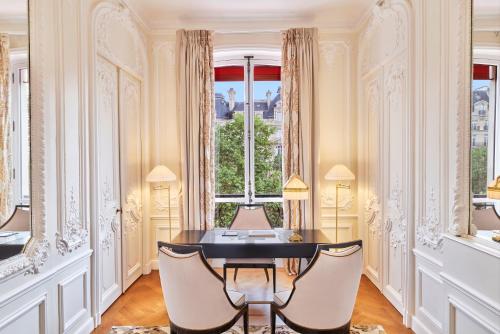 Habitación cuádruple 1 Cama king Con Vistas 2 Camas individuales del hotel Barrière Fouquet's Paris. Foto 3