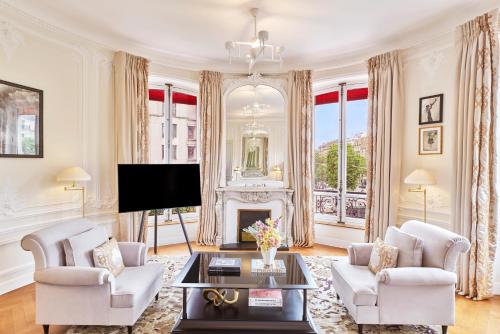 Habitación cuádruple 1 Cama king Con Vistas 2 Camas individuales del hotel Barrière Fouquet's Paris. Foto 4