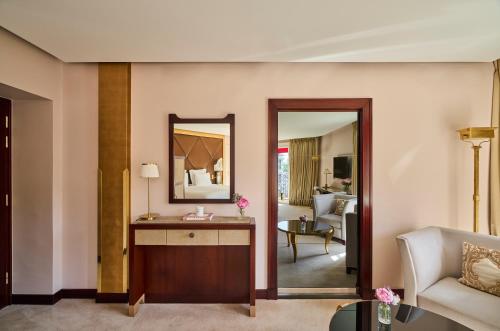 Suite Junior Deluxe del hotel Barrière Fouquet's Paris. Foto 3