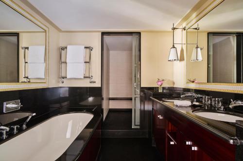 Suite Superior del hotel Barrière Fouquet's Paris. Foto 3