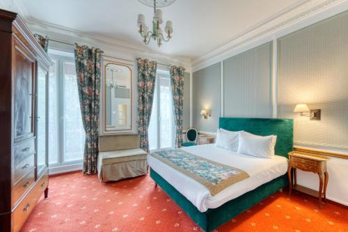 Habitación Doble Superior con balcón y vistas al Arco del Triunfo del hotel Belfast. Foto 1