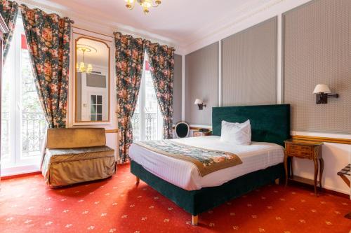 Habitación Doble Superior con balcón y vistas al Arco del Triunfo del hotel Belfast. Foto 8