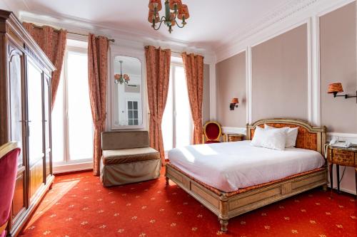 Habitación Doble Superior con balcón y vistas al Arco del Triunfo del hotel Belfast. Foto 11