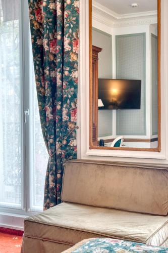 Habitación Doble Superior con balcón y vistas al Arco del Triunfo del hotel Belfast. Foto 14