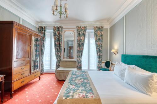 Habitación Doble Superior con balcón y vistas al Arco del Triunfo del hotel Belfast. Foto 15