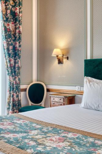 Habitación Doble Superior con balcón y vistas al Arco del Triunfo del hotel Belfast. Foto 16