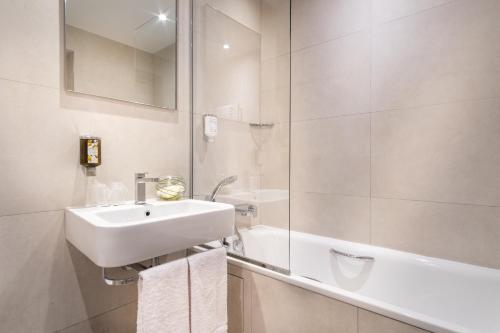 Habitación Doble Superior del hotel Waldorf Montparnasse. Foto 1