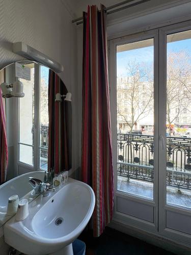 Habitación Doble Económica del hotel Le Régent Montmartre By Hiphophostels. Foto 2