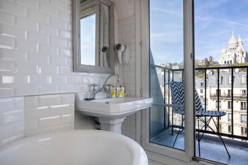 Habitación Doble Superior con balcón y vistas a la basílica del Sacré - Cœur del hotel Le Régent Montmartre By Hiphophostels