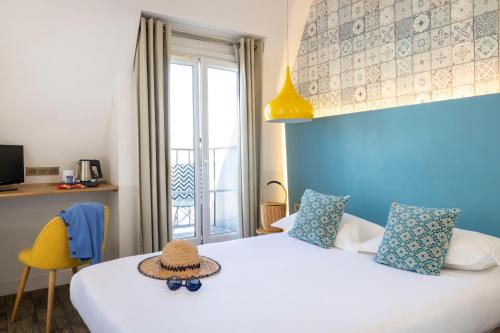 Habitación Doble Superior con balcón y vistas a la basílica del Sacré - Cœur del hotel Le Régent Montmartre By Hiphophostels. Foto 3