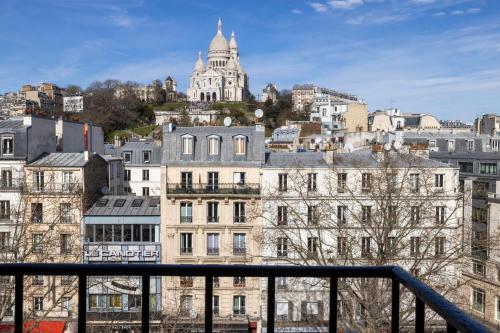 Habitación Doble Superior con balcón y vistas a la basílica del Sacré - Cœur del hotel Le Régent Montmartre By Hiphophostels. Foto 4