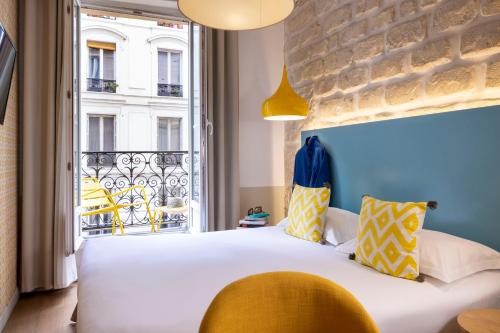 Habitación Doble Superior con balcón del hotel Le Régent Montmartre By Hiphophostels