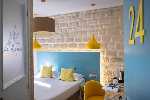 Habitación Doble Superior con balcón del hotel Le Régent Montmartre By Hiphophostels. Foto 1