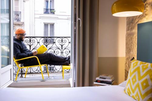Habitación Doble Superior con balcón del hotel Le Régent Montmartre By Hiphophostels. Foto 2