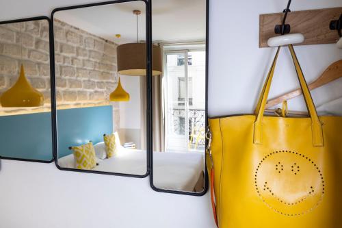 Habitación Doble Superior con balcón del hotel Le Régent Montmartre By Hiphophostels. Foto 3