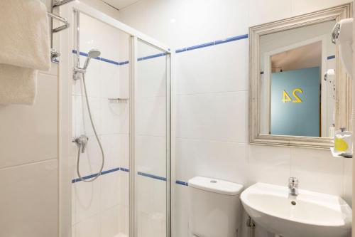 Habitación Doble Superior con balcón del hotel Le Régent Montmartre By Hiphophostels. Foto 4