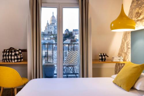 Habitación Familiar con vistas a la basílica del Sacré - Cœur del hotel Le Régent Montmartre By Hiphophostels