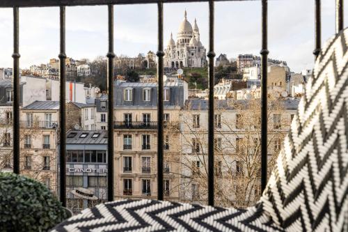 Habitación Familiar con vistas a la basílica del Sacré - Cœur del hotel Le Régent Montmartre By Hiphophostels. Foto 2