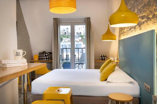 Habitación Familiar con vistas a la basílica del Sacré - Cœur del hotel Le Régent Montmartre By Hiphophostels. Foto 4