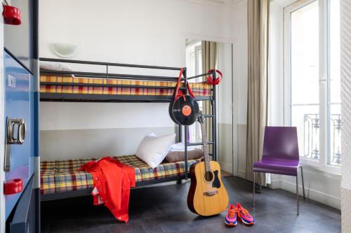 Cama en habitación compartida mixta de 6 camas del hotel Le Régent Montmartre By Hiphophostels. Foto 1