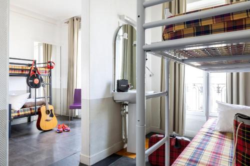 Cama en habitación compartida mixta con vistas - 6 camas del hotel Le Régent Montmartre By Hiphophostels