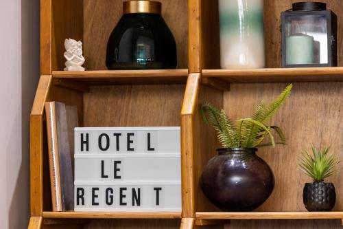 Cama en habitación femenina compartida de 4 camas del hotel Le Régent Montmartre By Hiphophostels. Foto 1