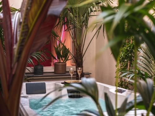 Suite con bañera de hidromasaje del hotel Le Seven