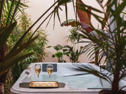 Suite con bañera de hidromasaje del hotel Le Seven. Foto 1